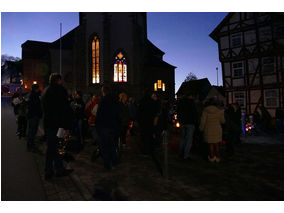 Sankt Martin Laternenumzug durch die Stadt (Foto: Karl-Franz Thiede)